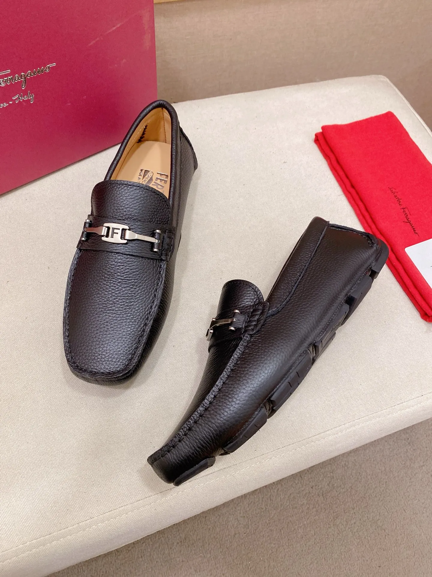 Factory price: 540💰High-end quality! Ferragamo🆕🆕Exclusive hot-selling products in stock🔥🔥New products on the shelves, high-quality Ferragamo men's pea shoes, high-end casual driving shoes, with complete packaging! 💪 💪 Material: imported first-layer cowhide 🐂 + imported high-quality water-dyed cowhide lining + wear-resistant outsole 👍🏻👍🏻 Features: high-end and comfortable, purely handmade 🚀 🚀 Create the perfect shoe that suits you best 🔥 🔥 Size: (38-44) 45 standard size can be customized!